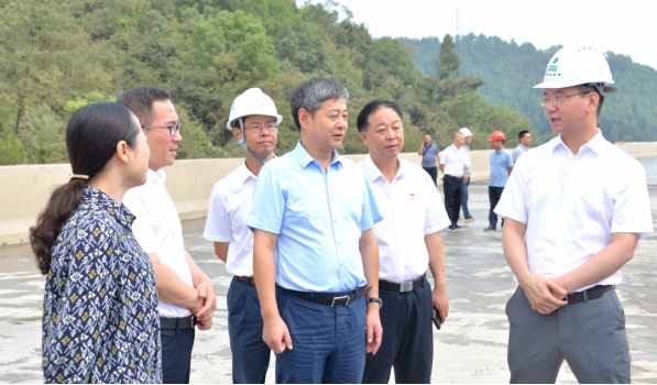 严华在新宁县调研督导高速公路建设